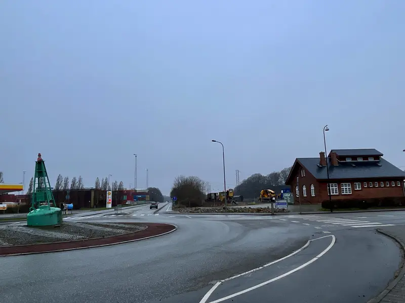 Sort bil påkørte cyklist og kørte væk