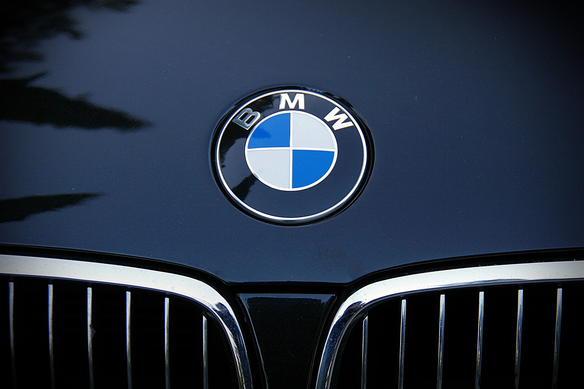 Tyveri fra BMW'er hos bilforhandler
