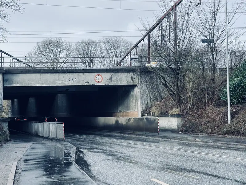 Lastbil kørte ind i jernbanetunnel