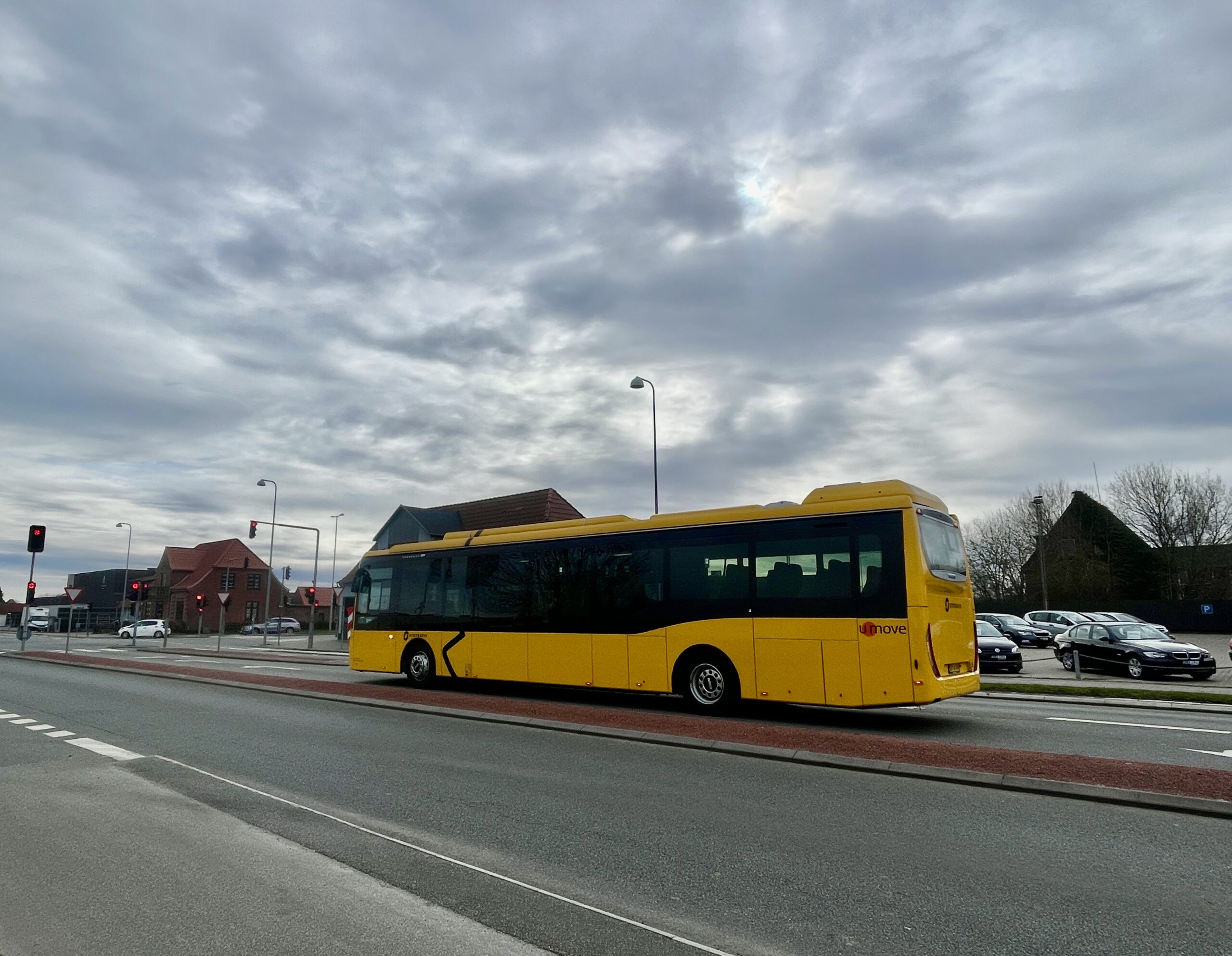 El-bus holdt med katastrofeblink i trafikeret kryds