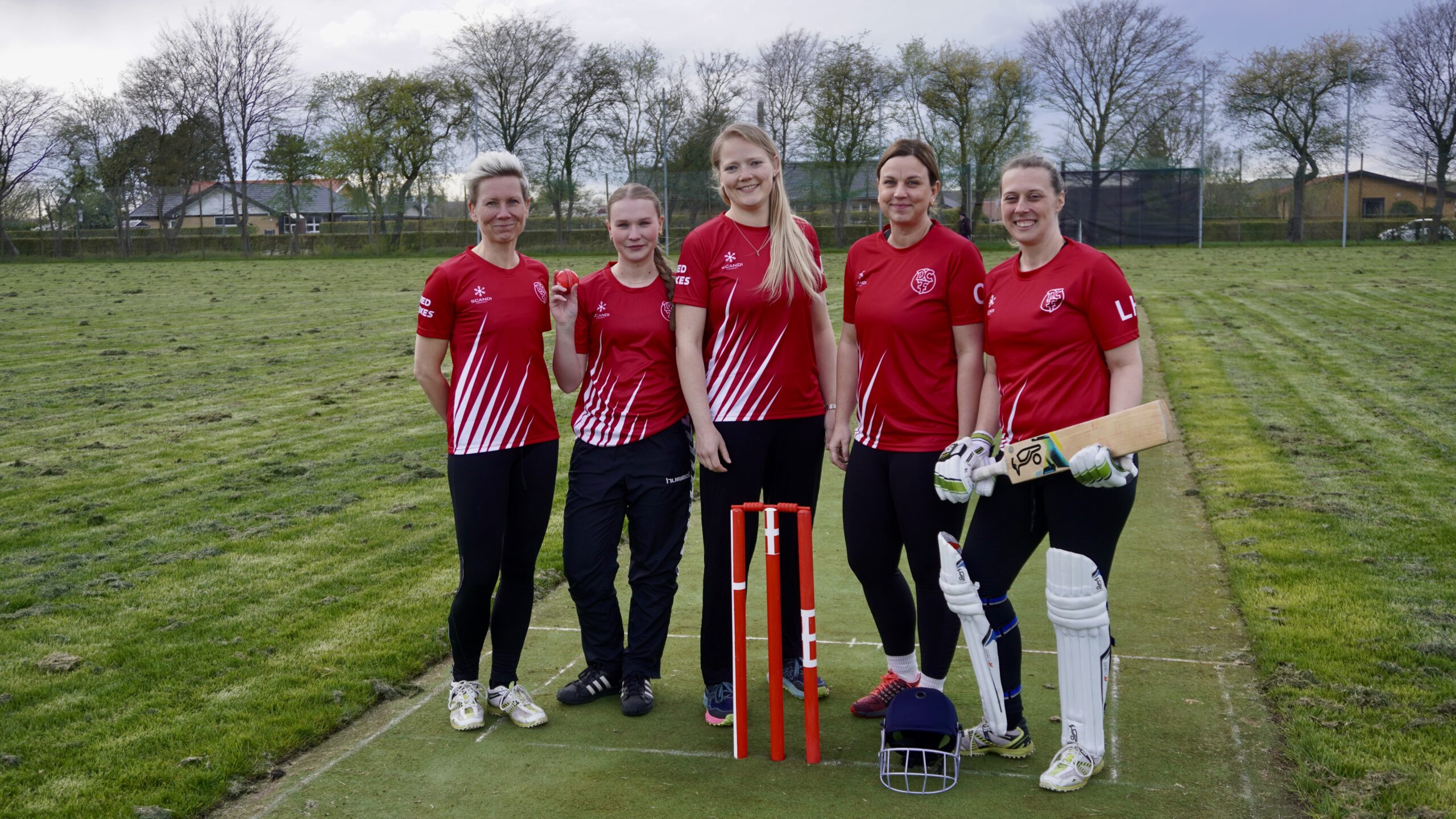 Kvindecricket blomstrer op igen: Fem Fredericia-spillere på landsholdet