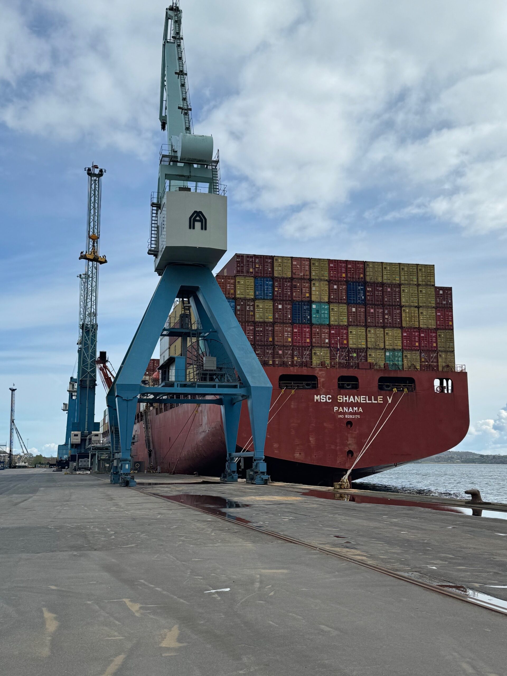 Imponerende containerskib lagde til kaj i Fredericia