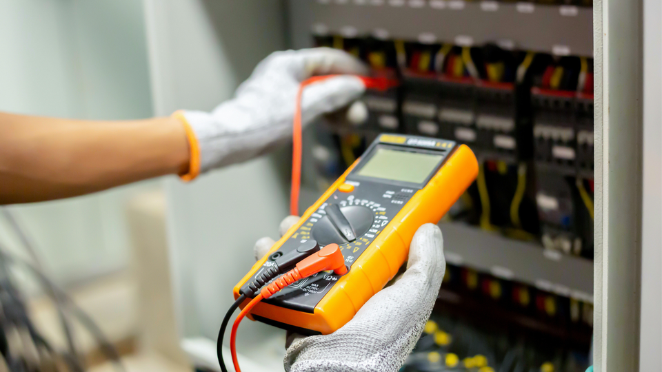 Elektrikere kan forvente at tjene tre millioner kroner mere end humaniora-kandidater