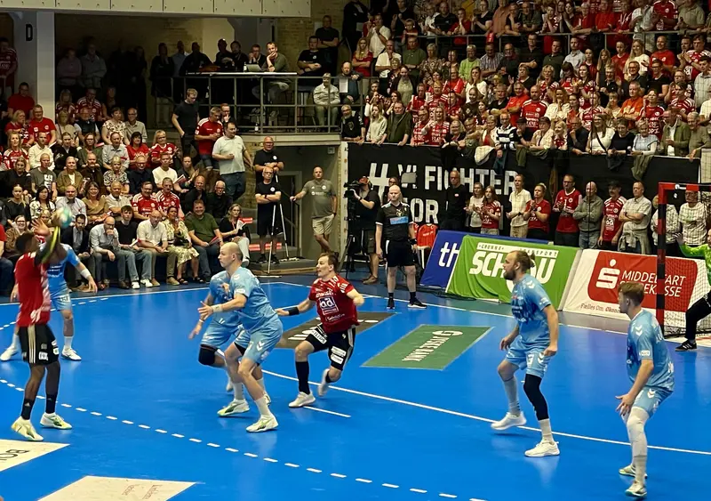 Liga- og landsholdsspiller indstiller karrieren
