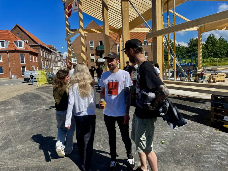 Unge så kommende faciliteter med begejstring