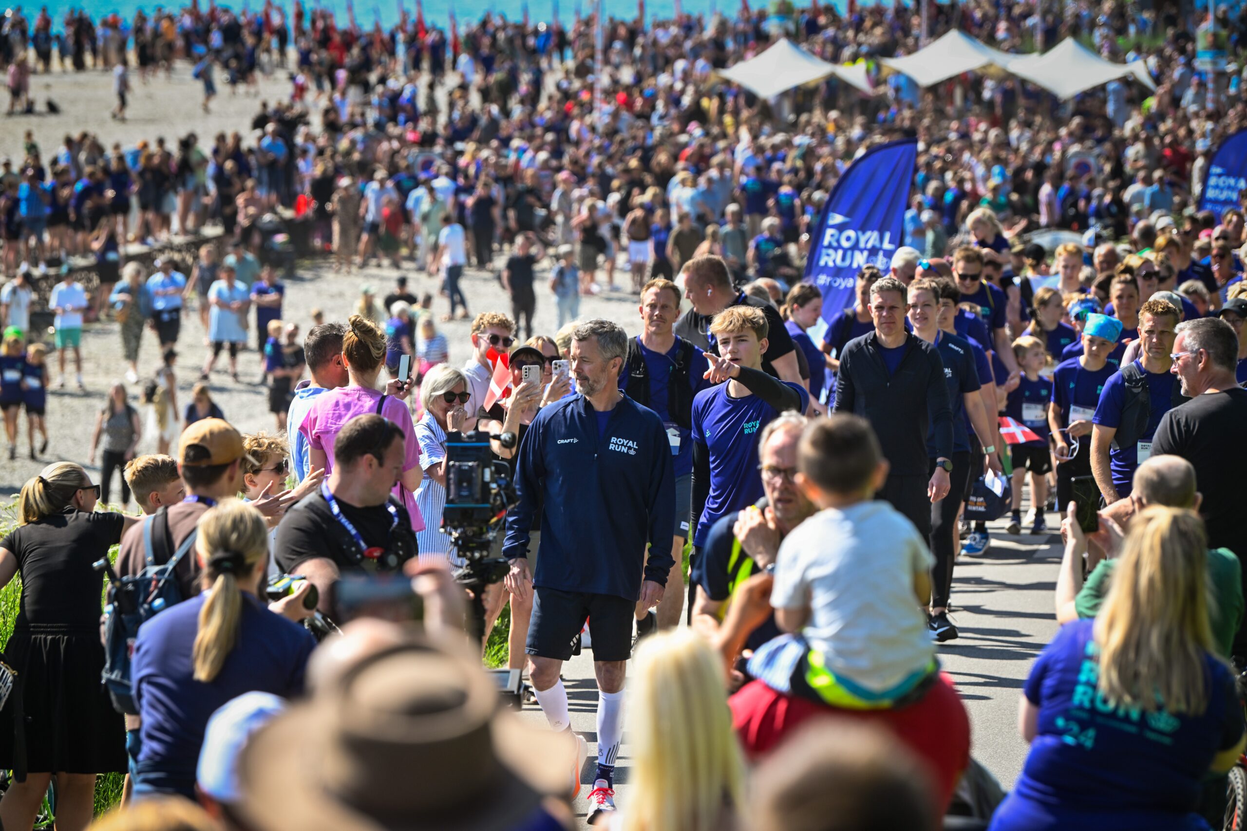 Startskuddet til Royal Run 2024 er gået med H.M. Kongen i front