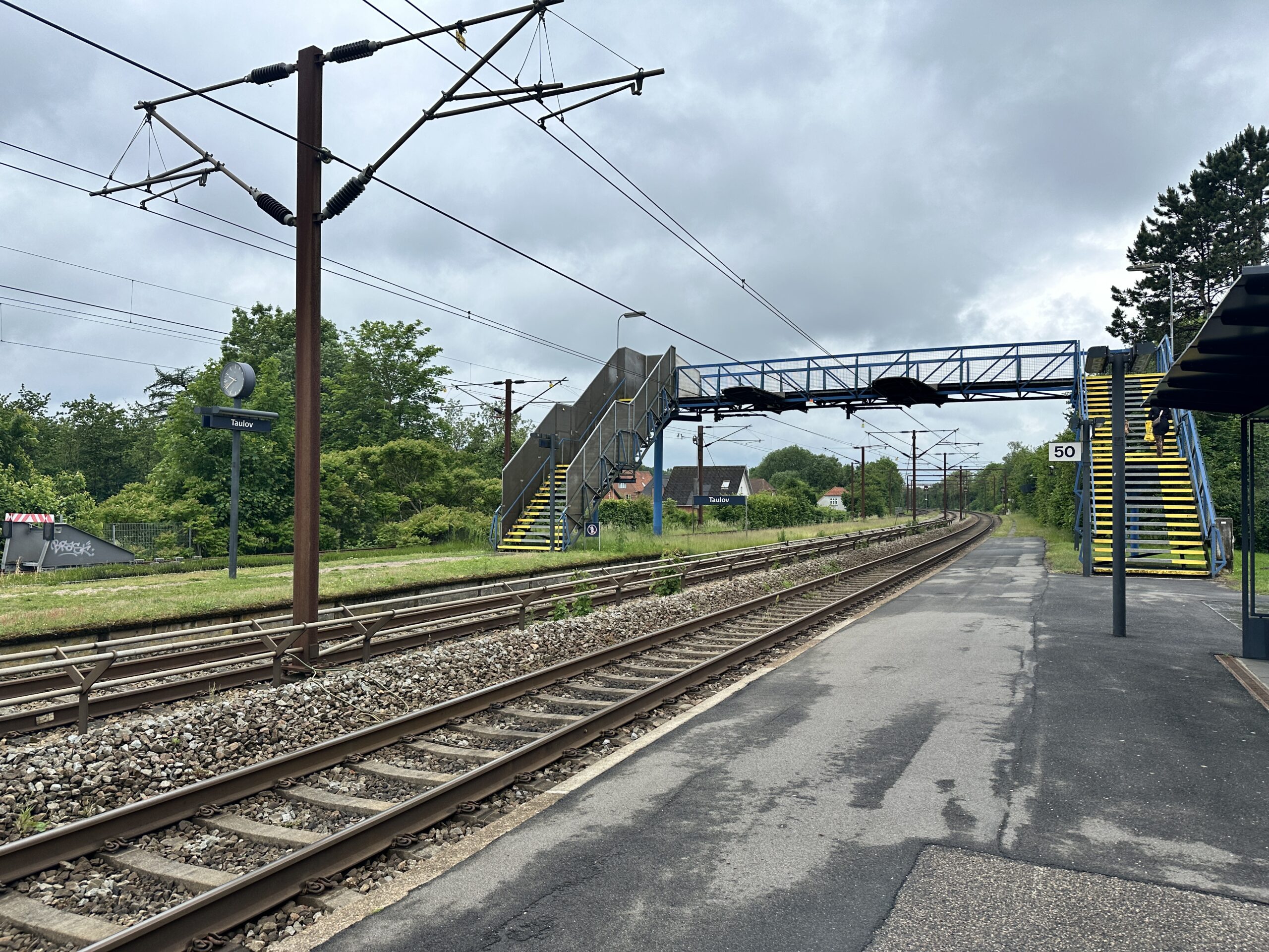 Kvinde hoppede fra jernbanebro: Togtrafikken kortvarigt standset