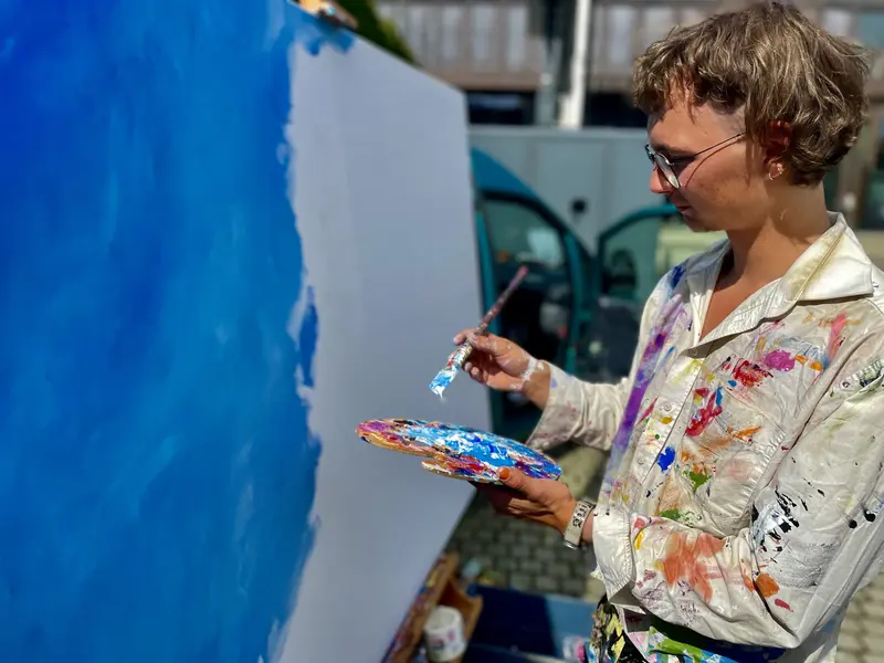 Kunstner maler på rådhuspladsen i Fredericia