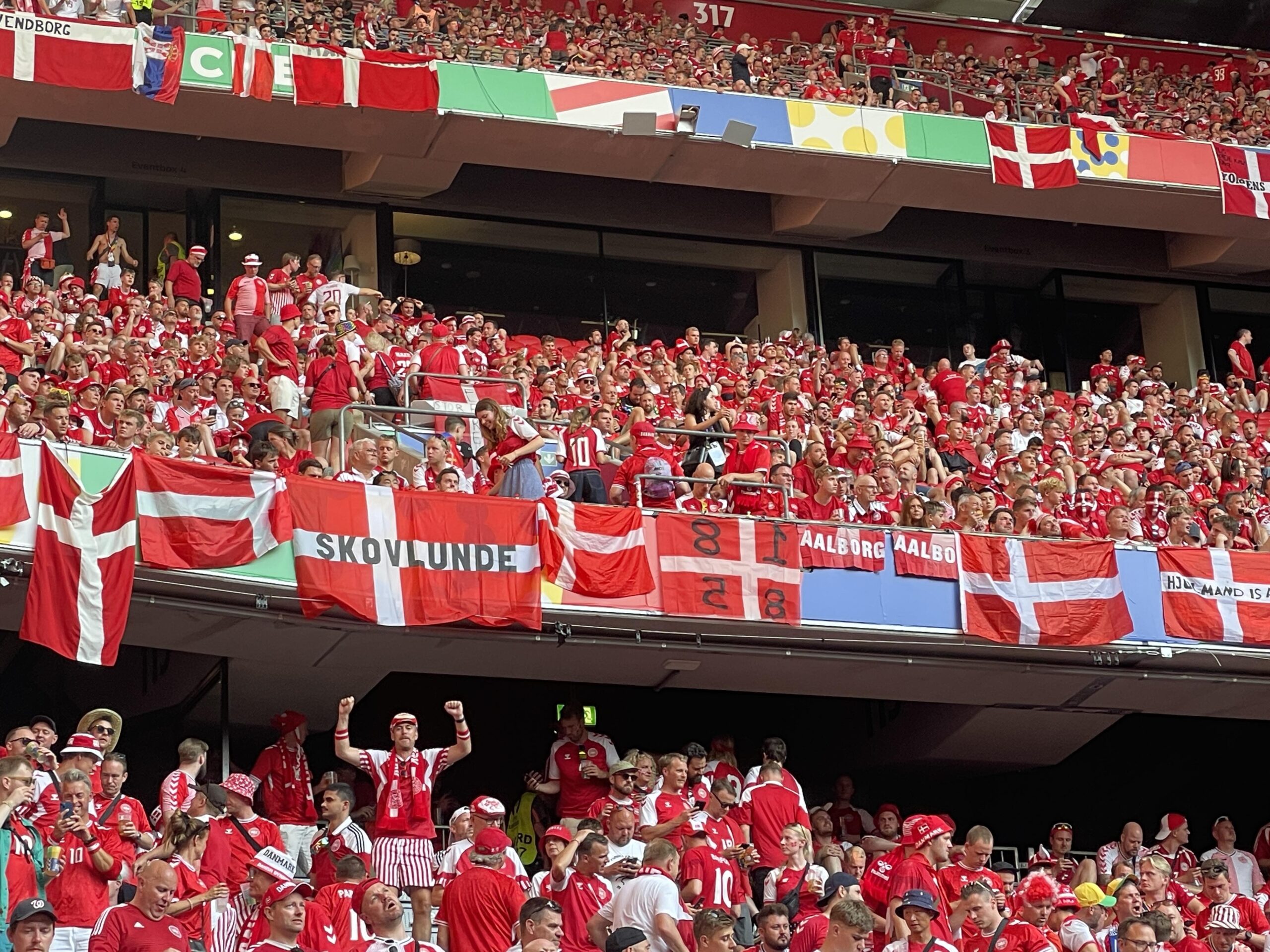 Danmark videre efter drama mod Serbien