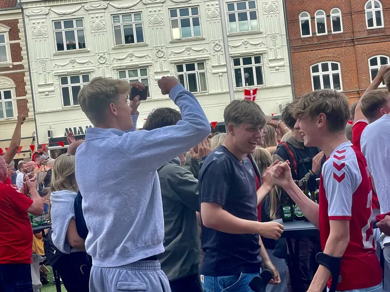 Stor menneskemængde hyldede landsholdet på Rådhuspladsen