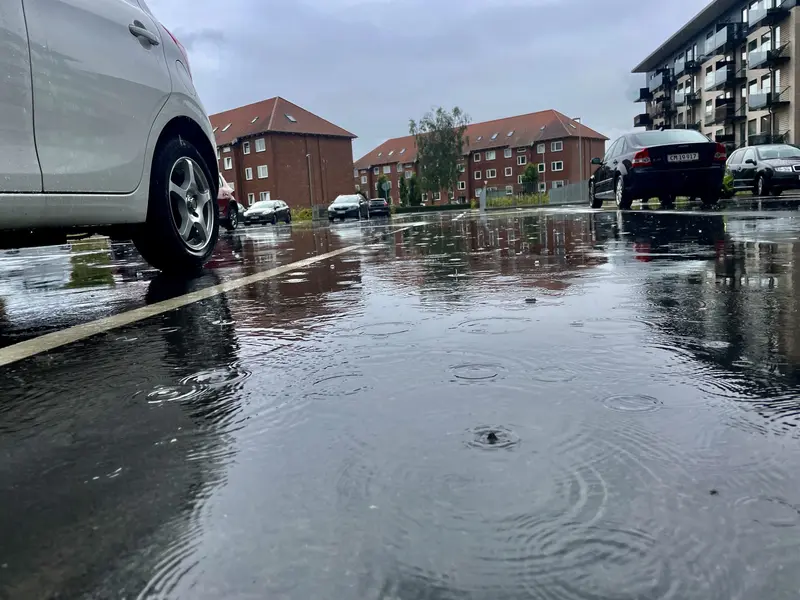 Kraftig regn og skybrud rammer hele landet torsdag