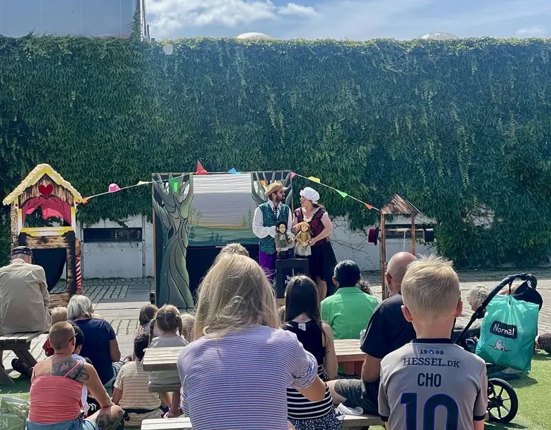 Dukketeater skabte glæde i solen på rådhuspladsen