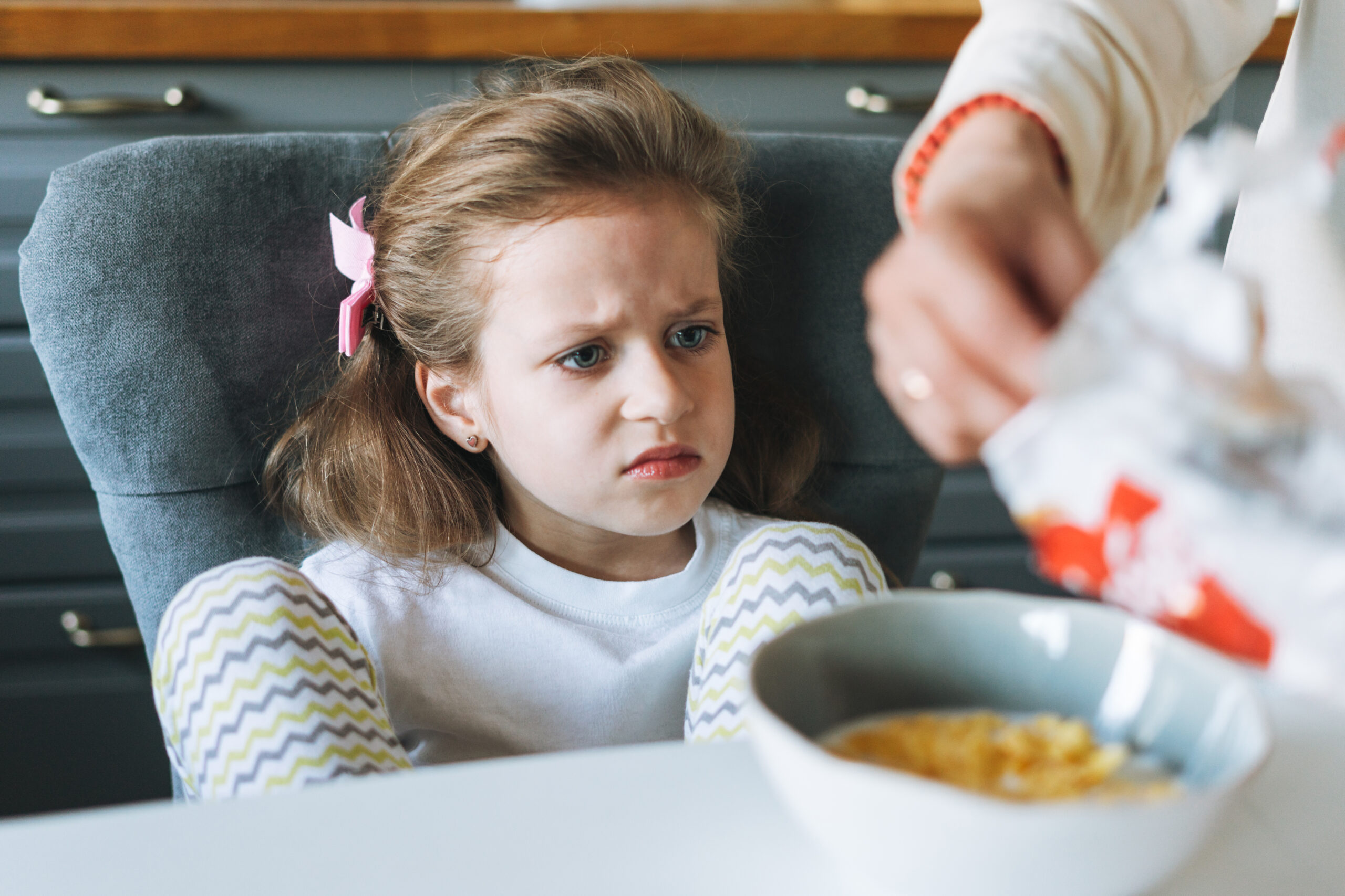 Nyt studie om børn og mad: Særligt én aldersgruppe har det svært med frugtstykker i yoghurten