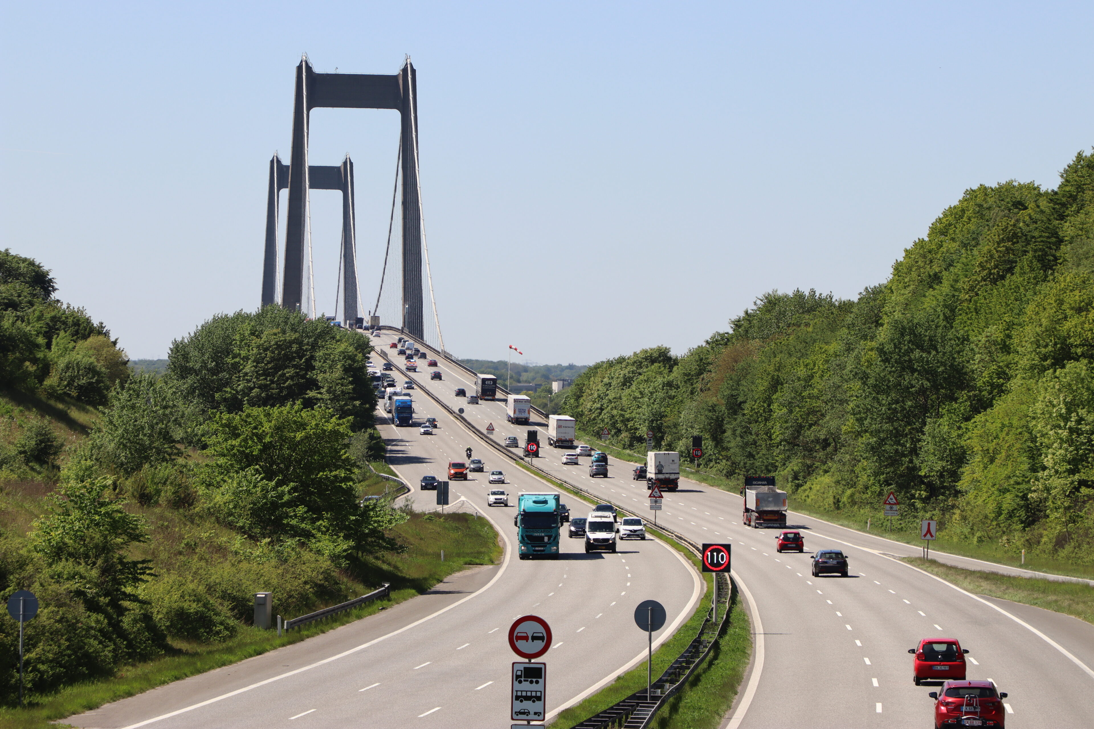 Havareret lastbil udfordrer trafikken