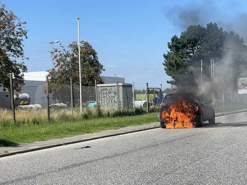 Bil står i flammer