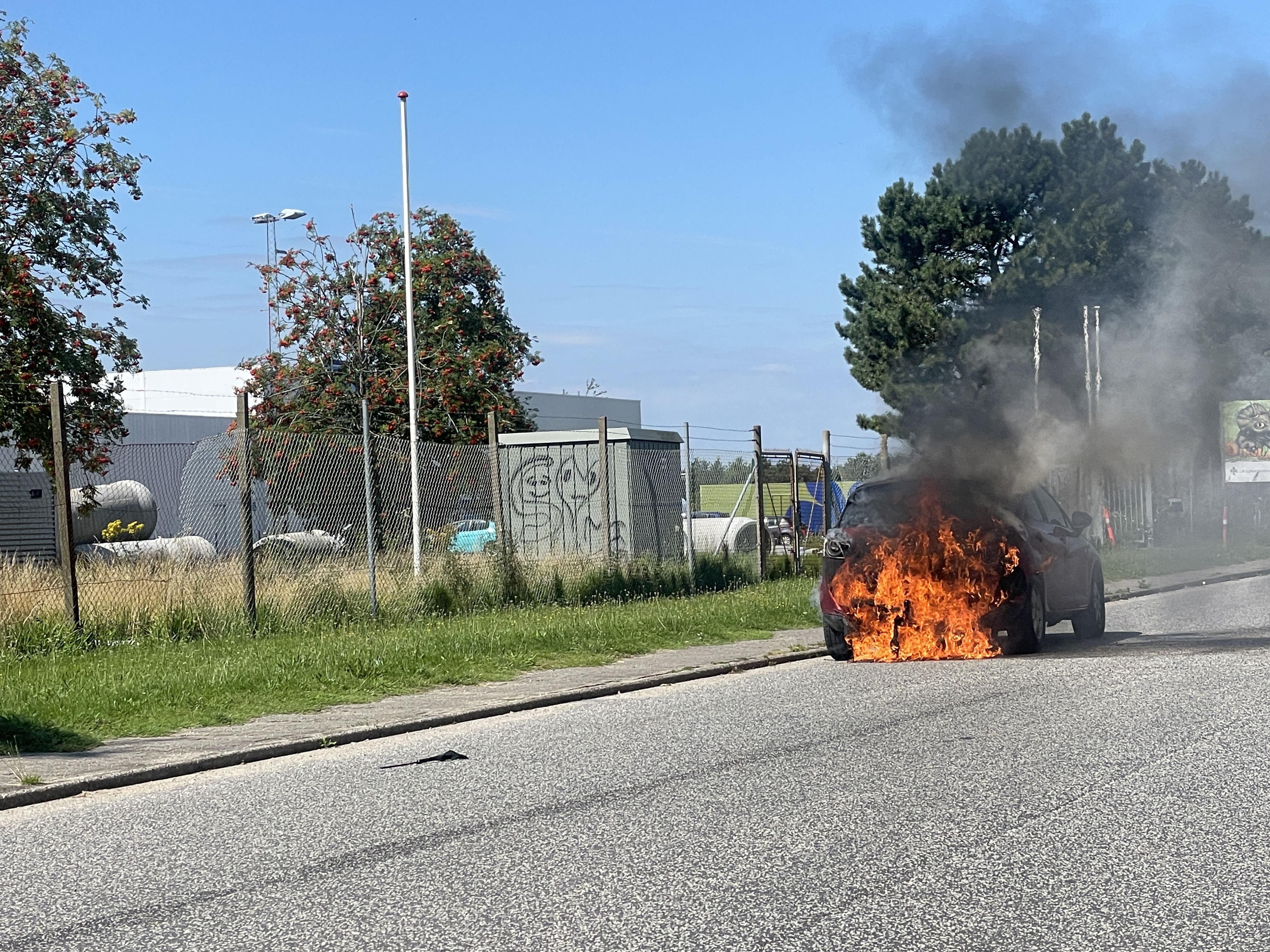 Bil står i flammer