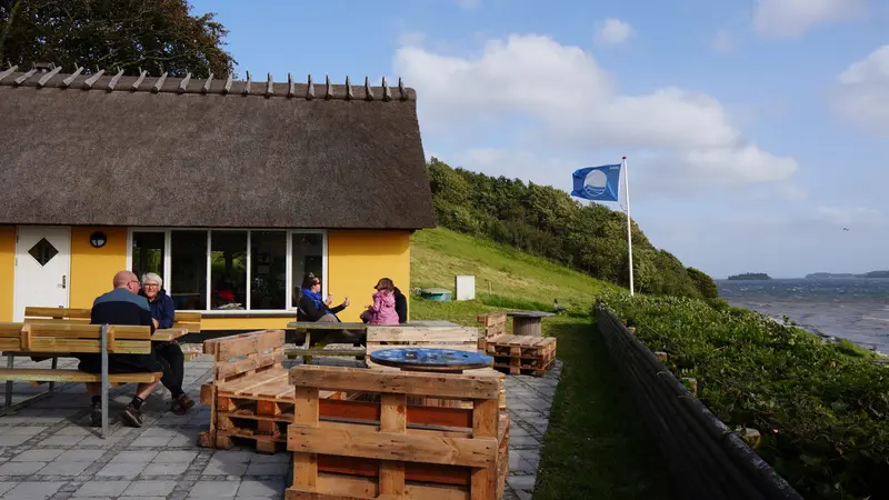 Sparekassen Danmark donerede 29.000 kroner til Café Strandparken og musikerne