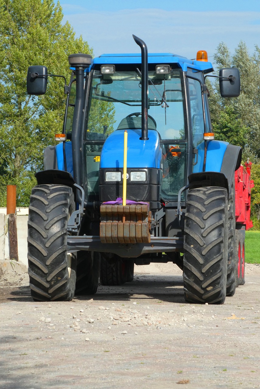 Traktor kørte ind i bil