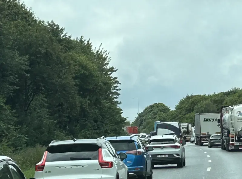 Spor spærret på motorvejen: Trafikken står stille flere steder