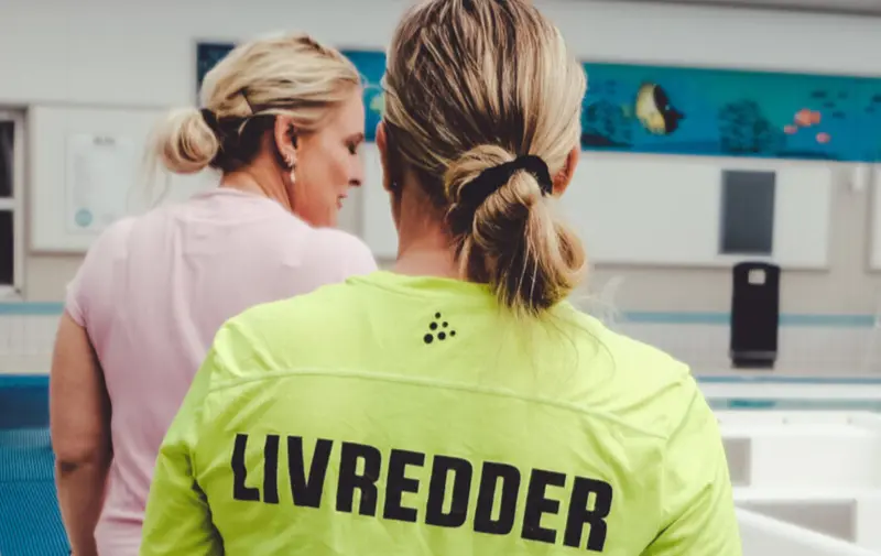21-årig stadig alvorligt skadet efter svømmehalsulykke