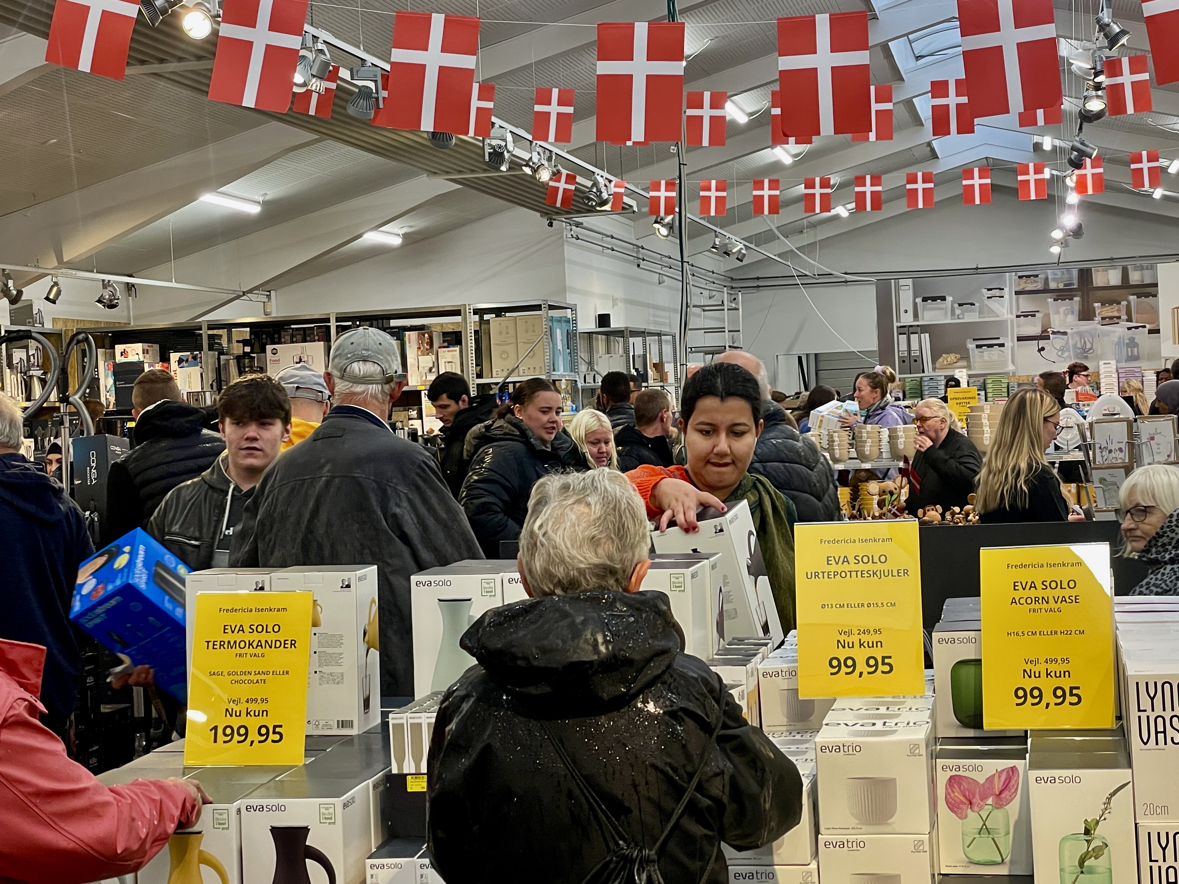 Mange kunder trodsede regnen da Fredericia Isenkram åbnede