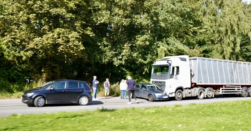 Lastbil er kørt ind i personbil på Strandvejen