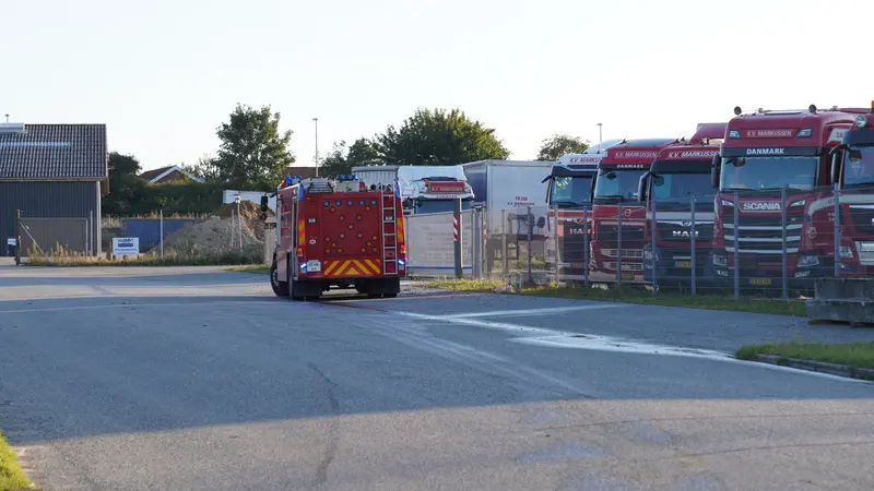 Brand i lastbil skaber massiv røgudvikling