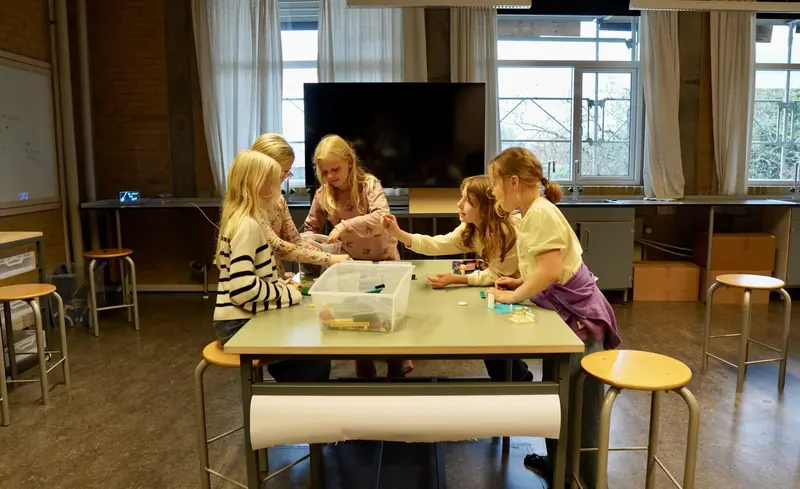 Eleverne flokkes om skolens nye makerspace på Ullerup Bæk Skolen