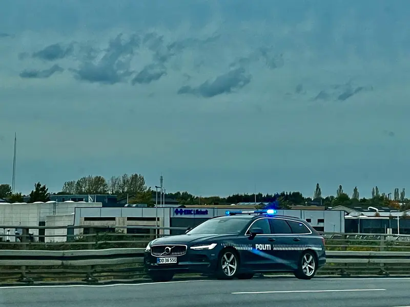 Politiet har fat i unge mennesker efter stenkast fra motorvejsbro