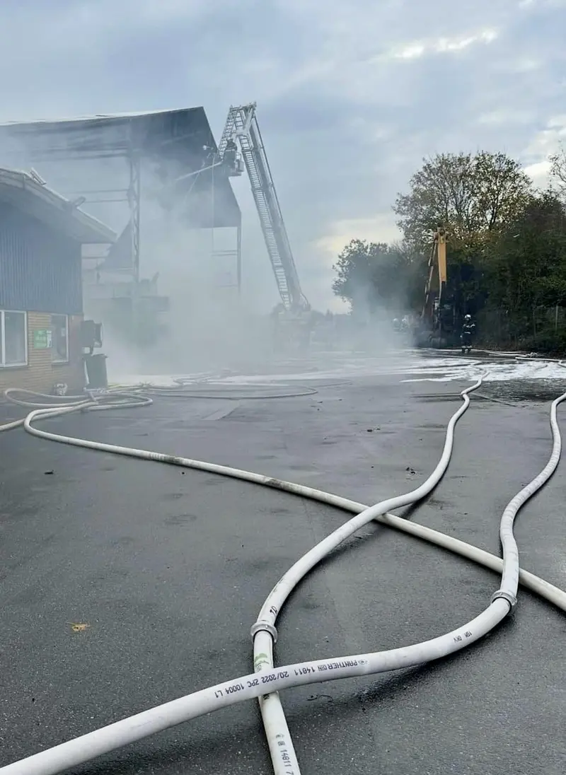 Giftig røg fra brand i – borgere opfordres fortsat til at søge indendørs