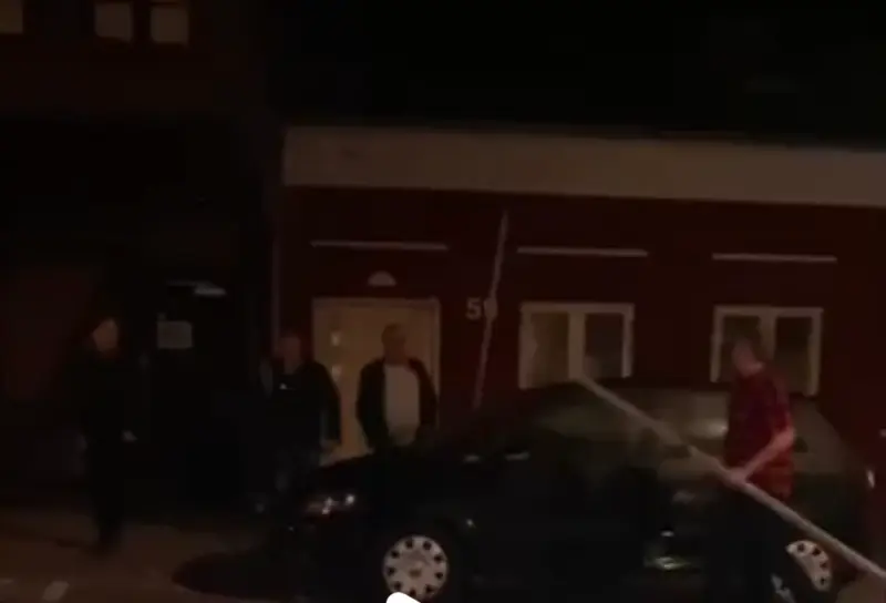 Truende mand med jernstang blev filmet
