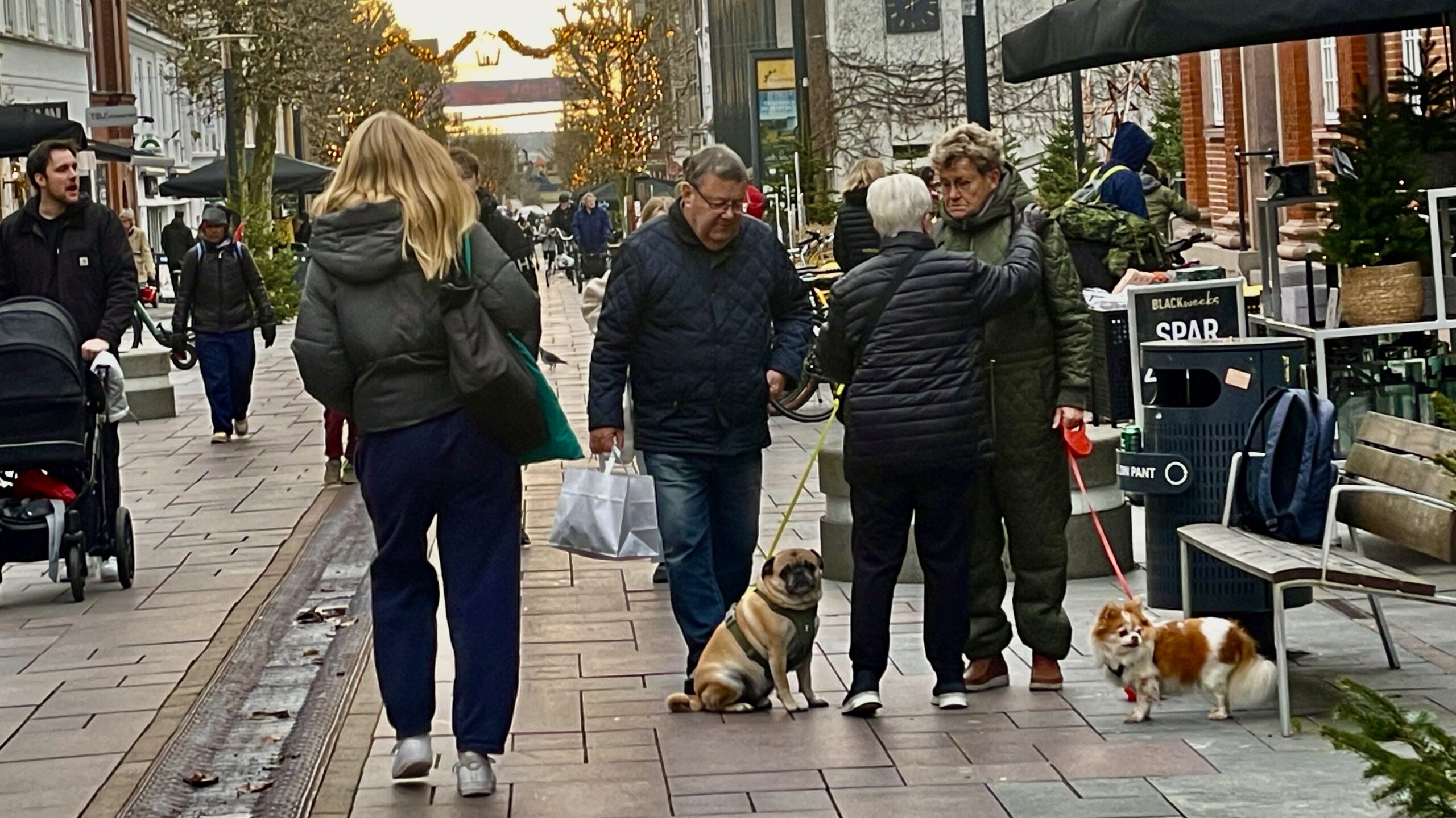 En livlig shoppingoplevelse fyldt med julestemning