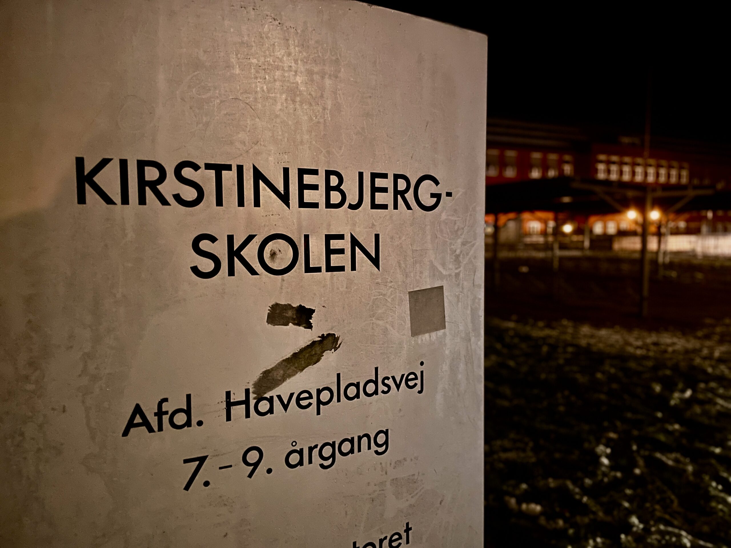 Utrygsskabende mand viste voldelige billeder til unge