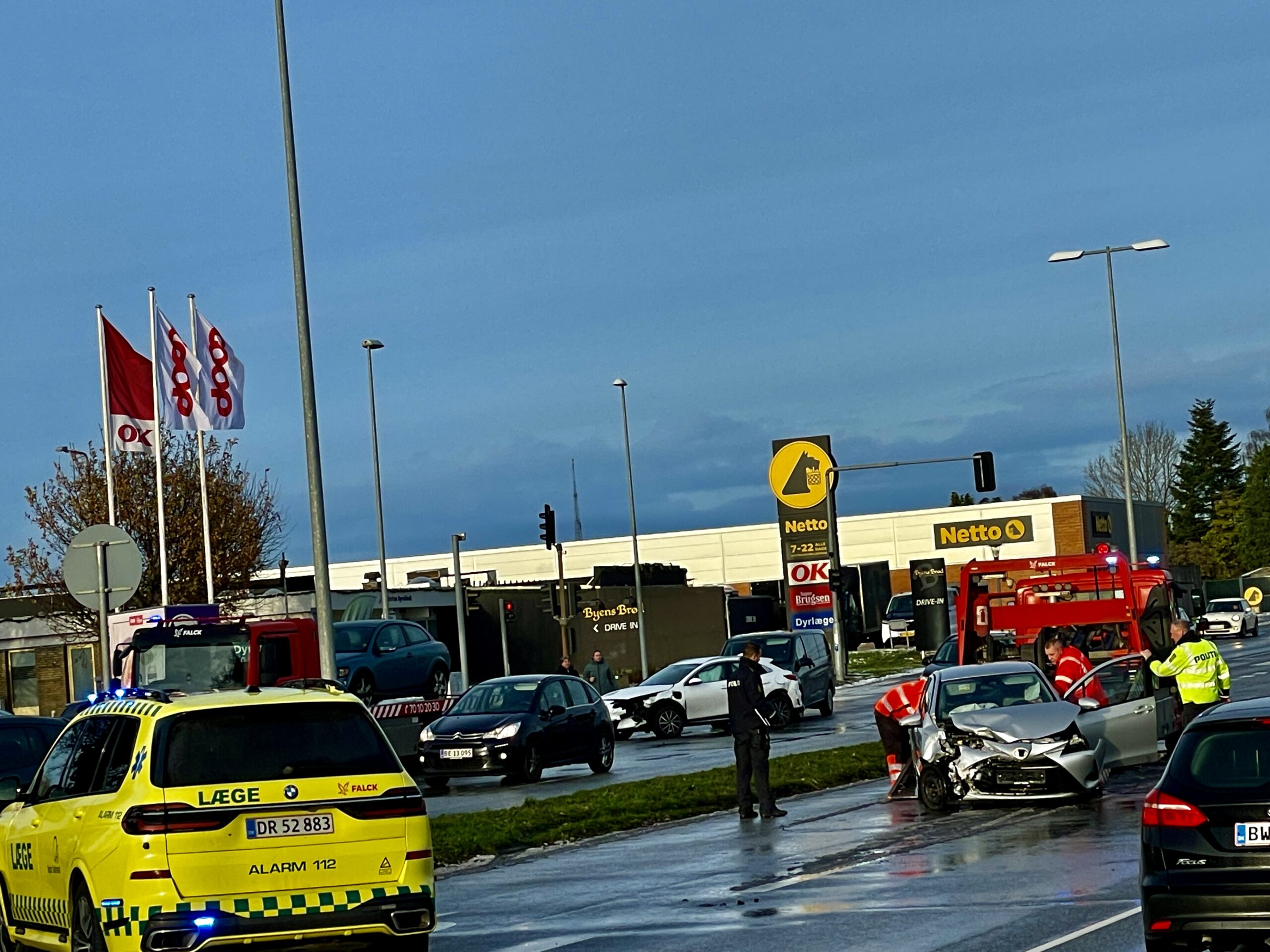 Fire personer kørt til tjek efter frontalt sammenstød