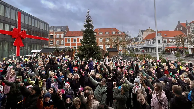 400 skoleelever pyntede juletræer med unikke snefnug