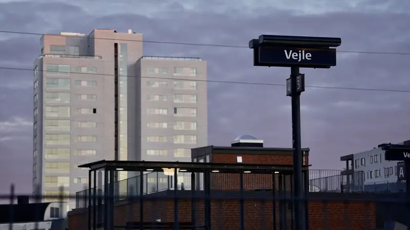Togene holder stille mellem Vejle og Hedensted efter personpåkørsel
