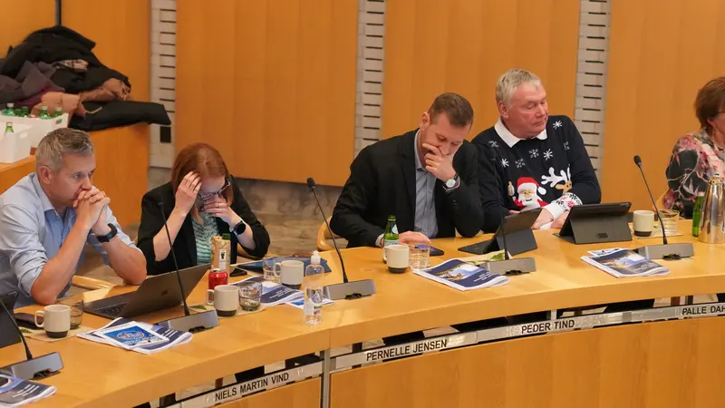Pakket byrådsmøde gik op i flammer over løgne