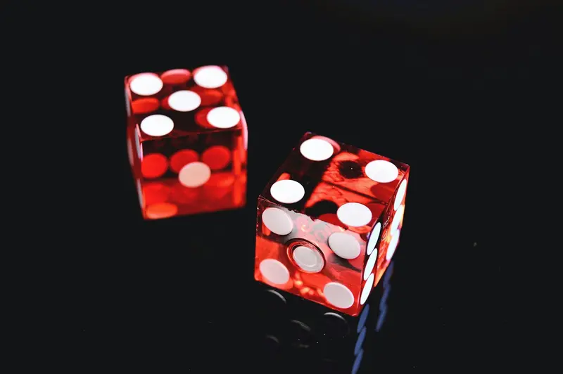 Hvad sker der, når spillere bringer deres landbaserede casinovaner online?