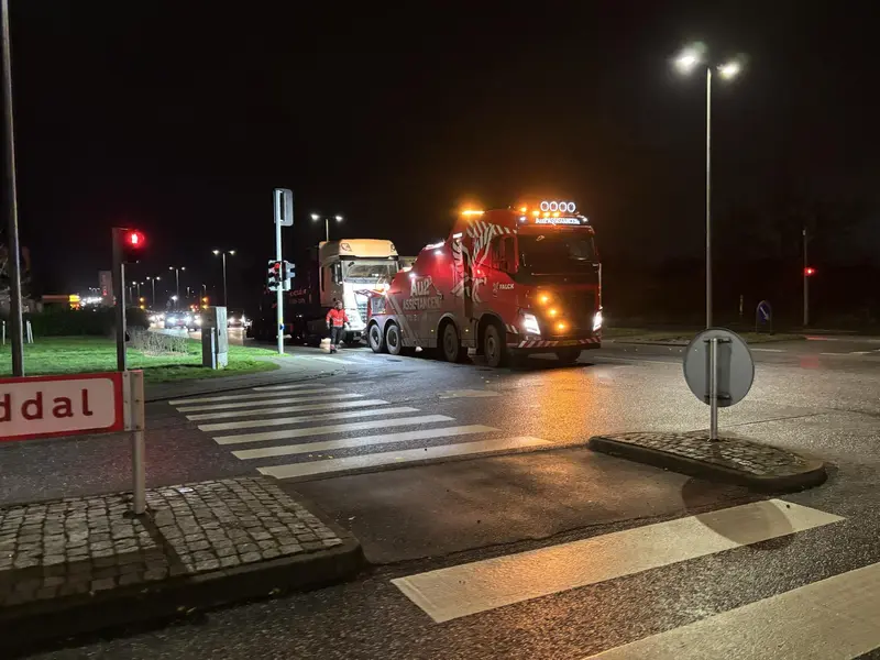 Lastbil endelig fjernet fra trafikeret vej