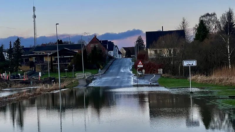 Bilister møder højvande på Ågade efter kraftig regn