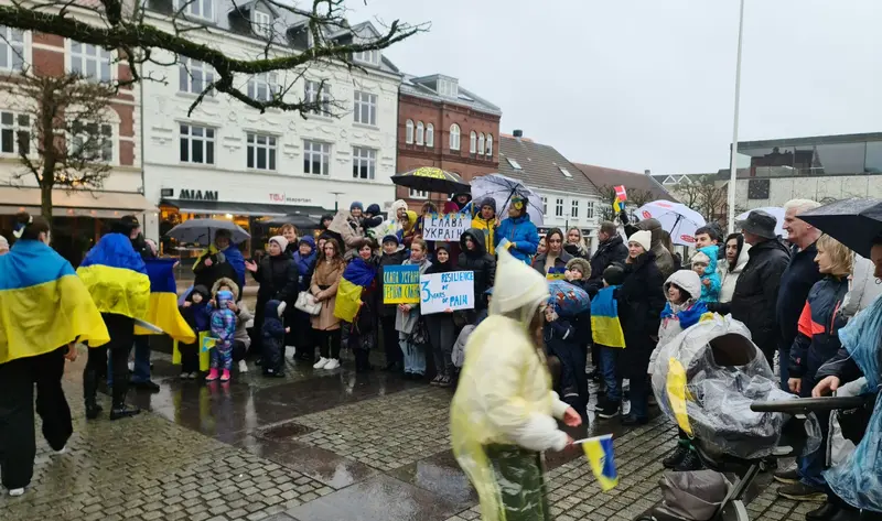 Mindehøjtidelighed på Rådhuspladsen markerer fire år siden invasionen af Ukraine