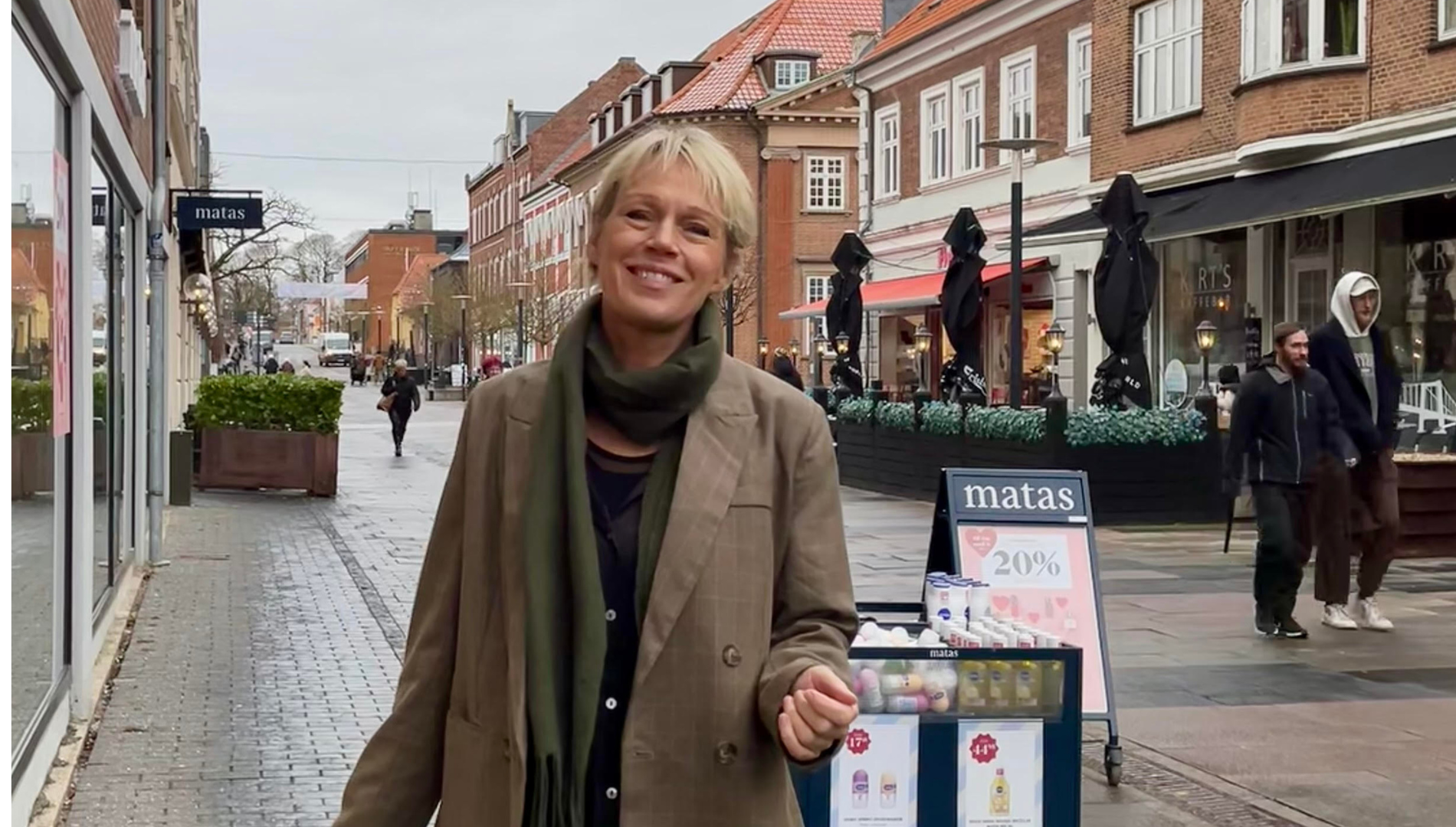 Folk bliver de fem minutter længere i midtbyen. Det er præcis de minutter, Lotte arbejder for