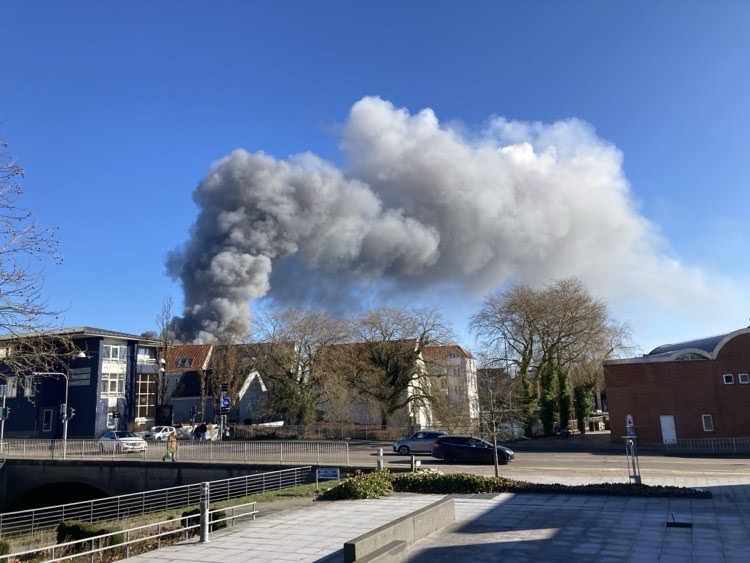 Jens Holms Vej spærret efter brand på Kolding Havn