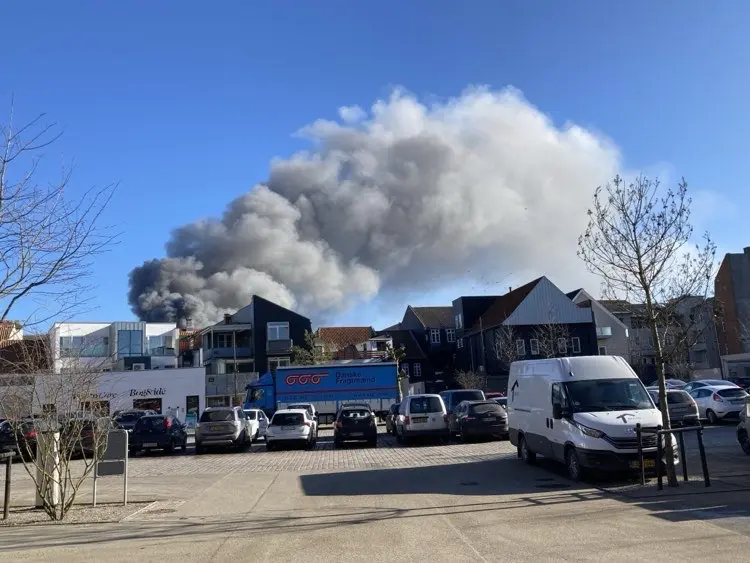 Eksplosion i skrotbrand på Kolding Havn – flere sendt på skadestuen