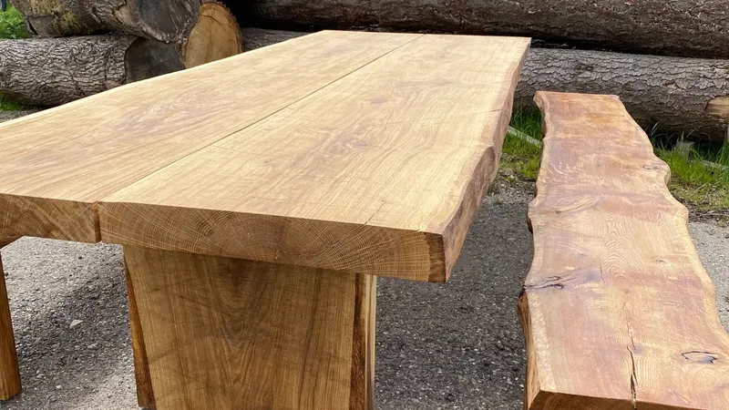Bord-bænkesæt i upcycled træ: Holdbarhed, bæredygtighed og unikt design