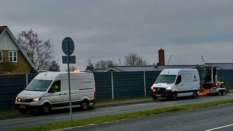 Vand strømmede pludselig på vejbanen