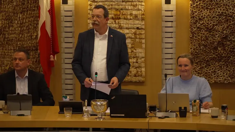 Smalt flertal reducerede solcelleområde i Herslev – men vækker tvivl om processen