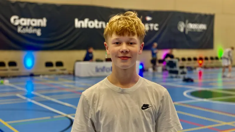 Valdemar stormer afsted med basketball
