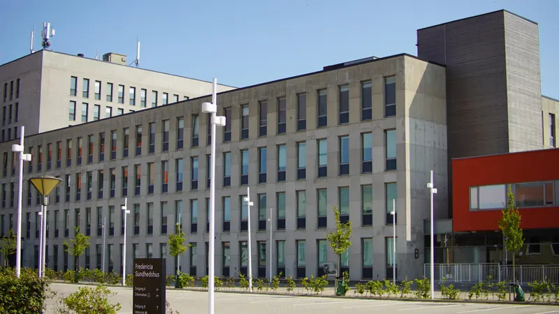 Morgenindbrud i biler ved Sundhedshuset – stjal kontanter og MC-udstyr for 26.000 kroner
