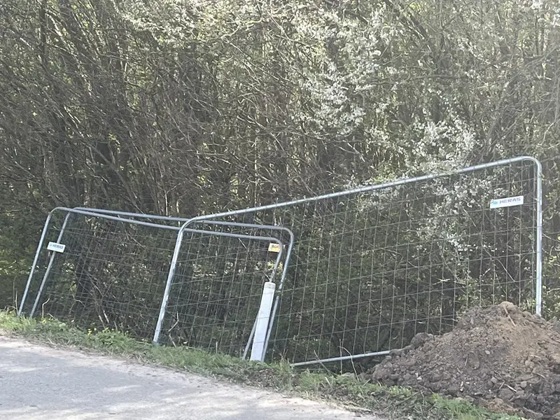 Vind skaber trafikale udfordringer: Omkørselsskilte væltet flere steder i Fredericia